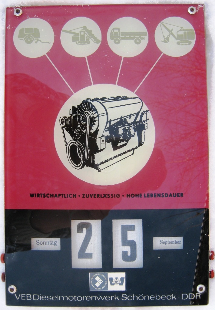 SKL - Wandkalender der DDR - Industrie mit verstellbarem Datum (Fahrzeugmuseum Staßfurt CC BY-NC-SA)