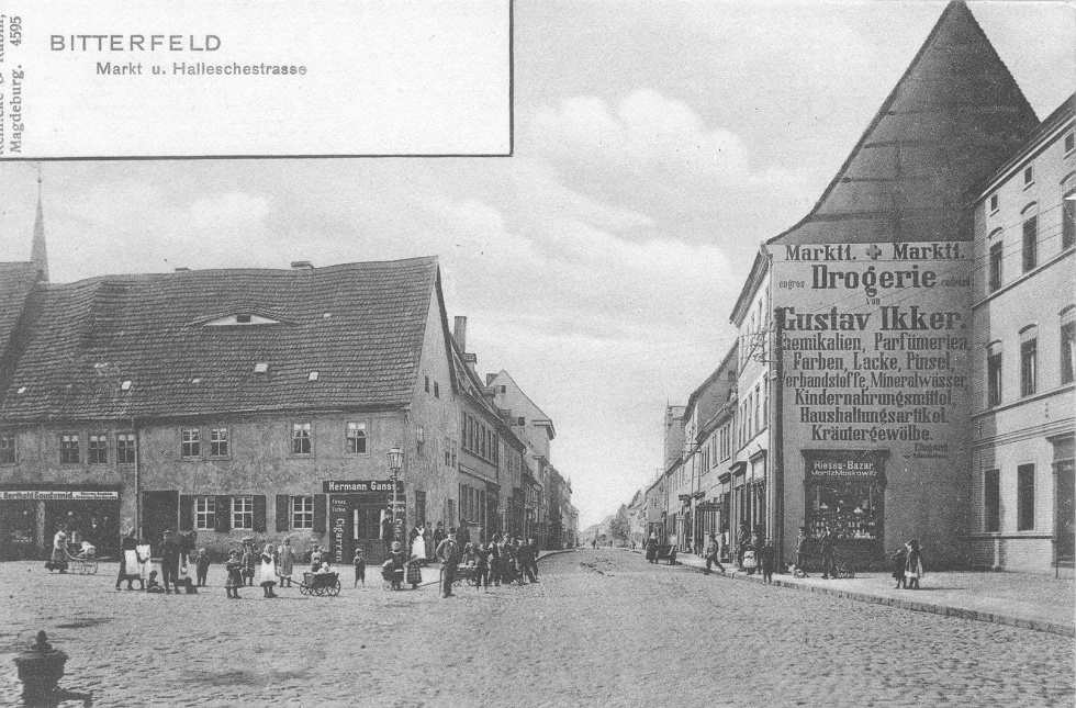 Ansichtskarte Bitterfeld - Markt und Halleschestrasse (Kreismuseum Bitterfeld CC BY-NC-SA)