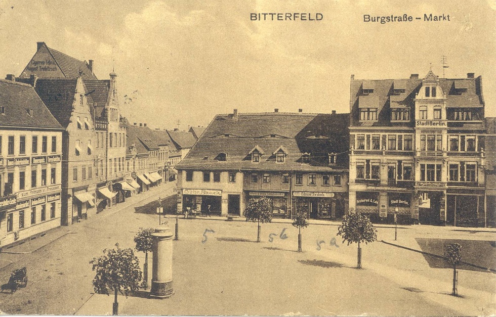 Ansichtskarte Bitterfeld - Markt mit Burgstraße (Kreismuseum Bitterfeld CC BY-NC-SA)