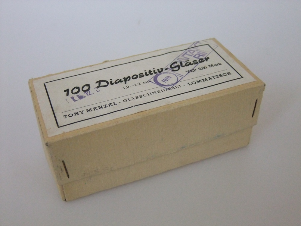 Schachtel mit Kleinbilddiapositivgläsern (Industrie- und Filmmuseum Wolfen CC BY-NC-SA)