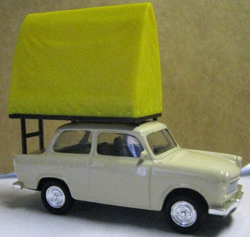 Trabant 601 mit Dachzelt als Modell (Fahrzeugmuseum Staßfurt CC BY-NC-SA)
