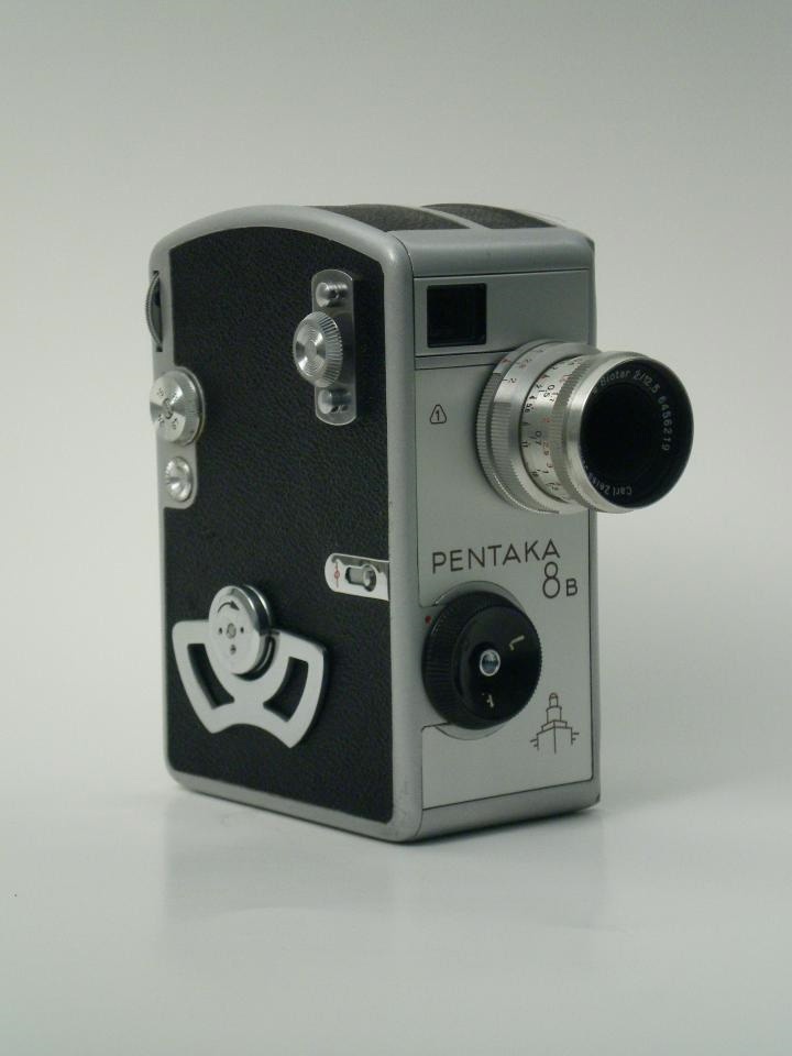 Schmalfilmkamera &quot;Pentacon PentAka 8 B&quot; (Industrie- und Filmmuseum Wolfen CC BY-NC-SA)