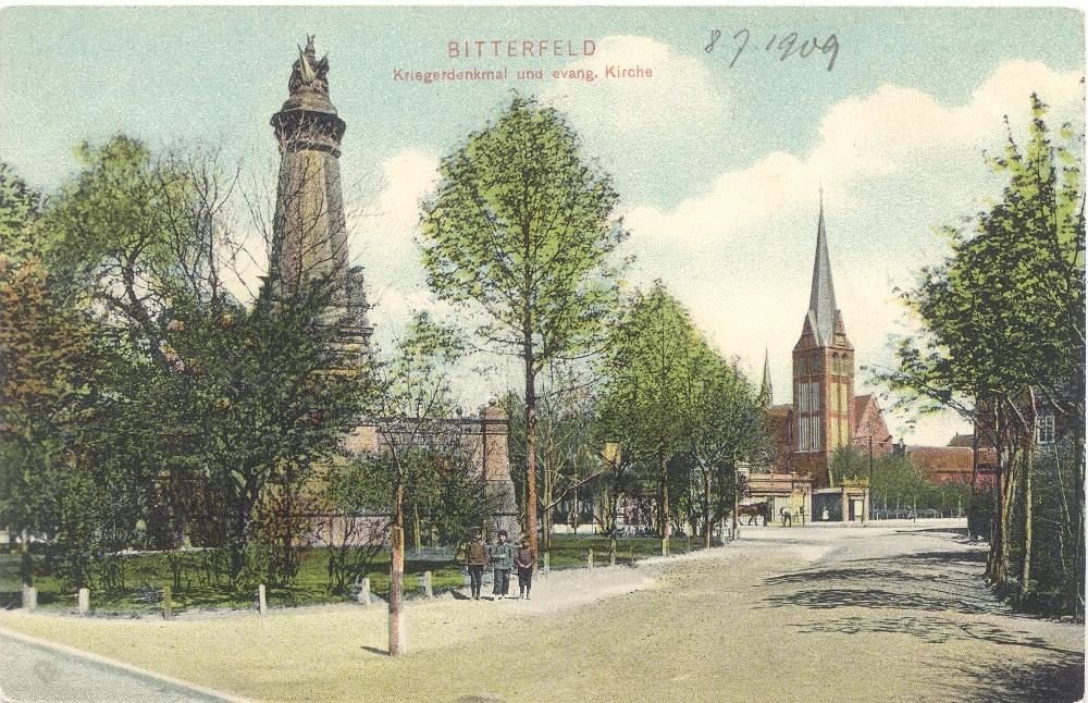 Ansichtskarte Bitterfelder Kriegerdenkmal und ev. Stadtkirche (Kreismuseum Bitterfeld CC BY-NC-SA)