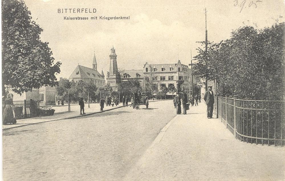 Ansichtskarte Bitterfeld Kaiserstrasse mit Kriegerdenkmal (Kreismuseum Bitterfeld CC BY-NC-SA)