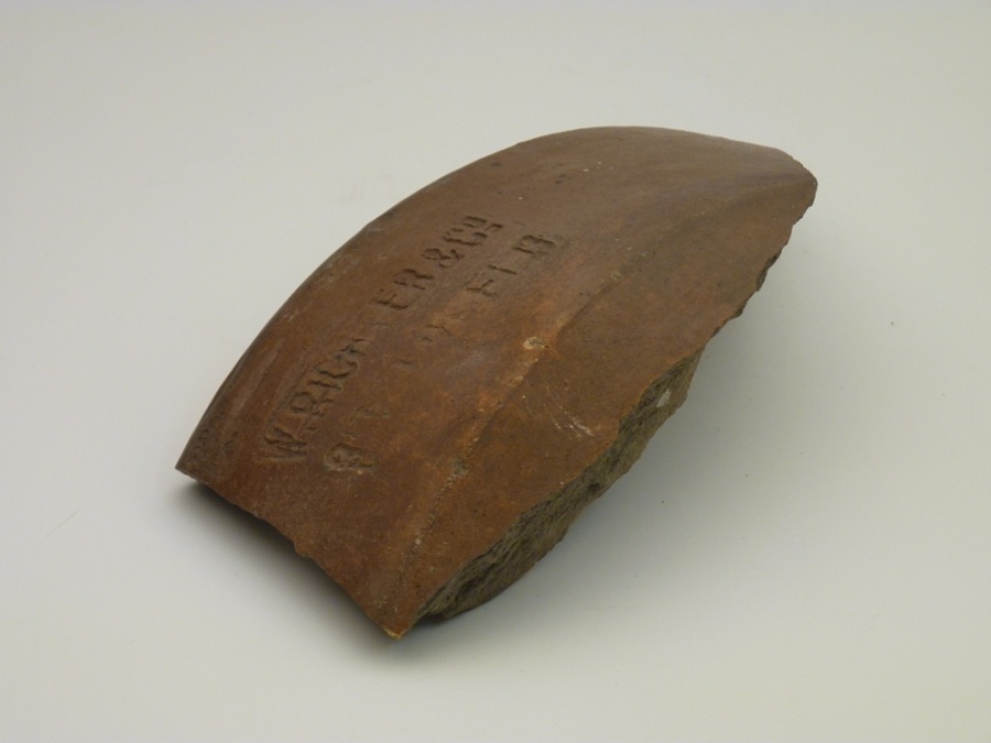 Scherbe eines Steinzeugrohrs von W. Richter & Co (Kreismuseum Bitterfeld CC BY-NC-SA)