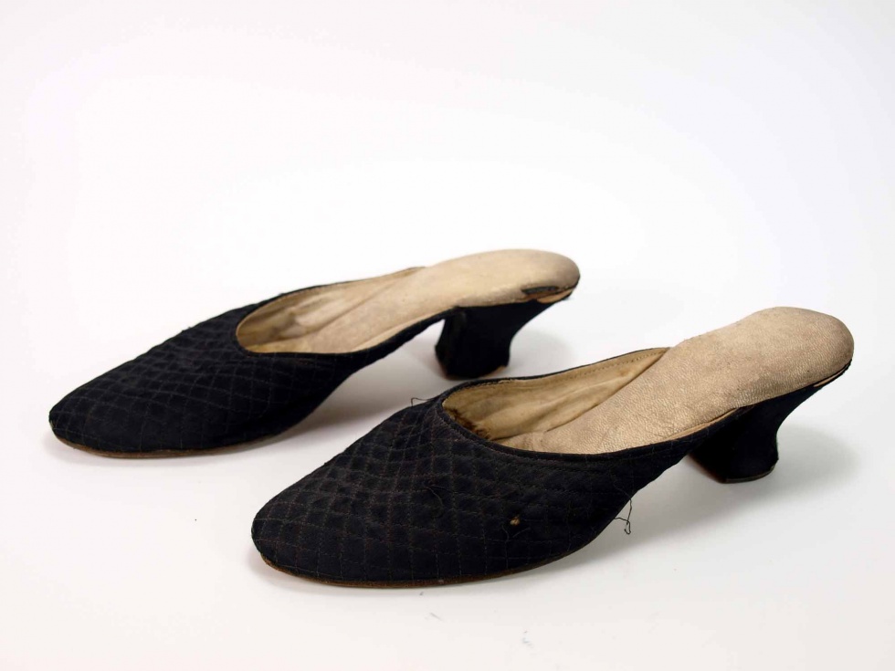 1 Paar Damen- Pantoffeln, schwarze Seide, um 1910- 1920, 1. Hälfte 20. Jahrhundert (Museum Weißenfels - Schloss Neu-Augustusburg CC BY-NC-SA)