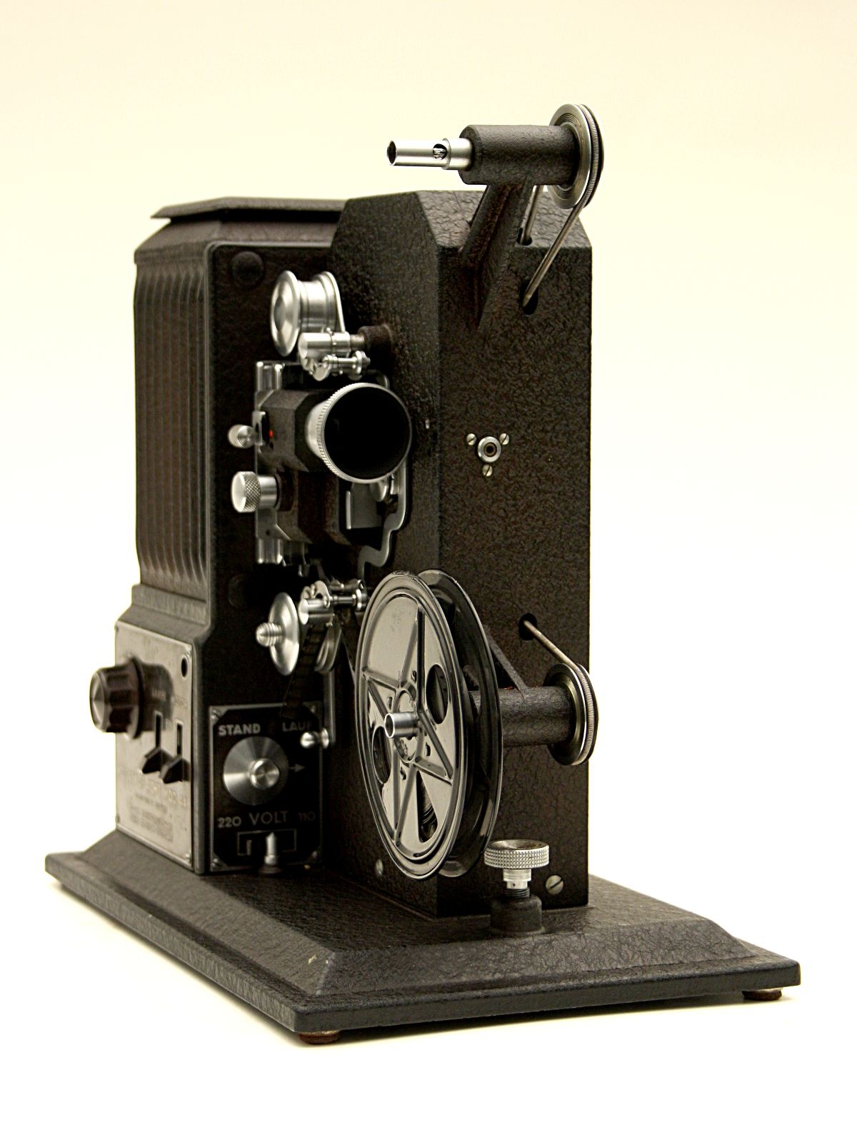 Schmalfilmprojektor &quot;Kodascope 8 Model 44&quot; (Industrie- und Filmmuseum Wolfen CC BY-NC-SA)
