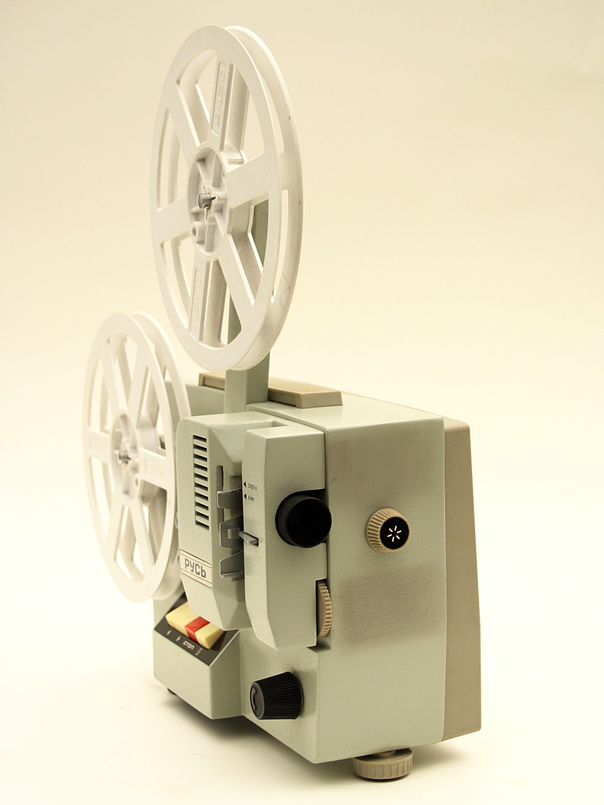 Schmalfilmprojektor &quot;RUSS (RYCb)&quot; (Industrie- und Filmmuseum Wolfen CC BY-NC-SA)
