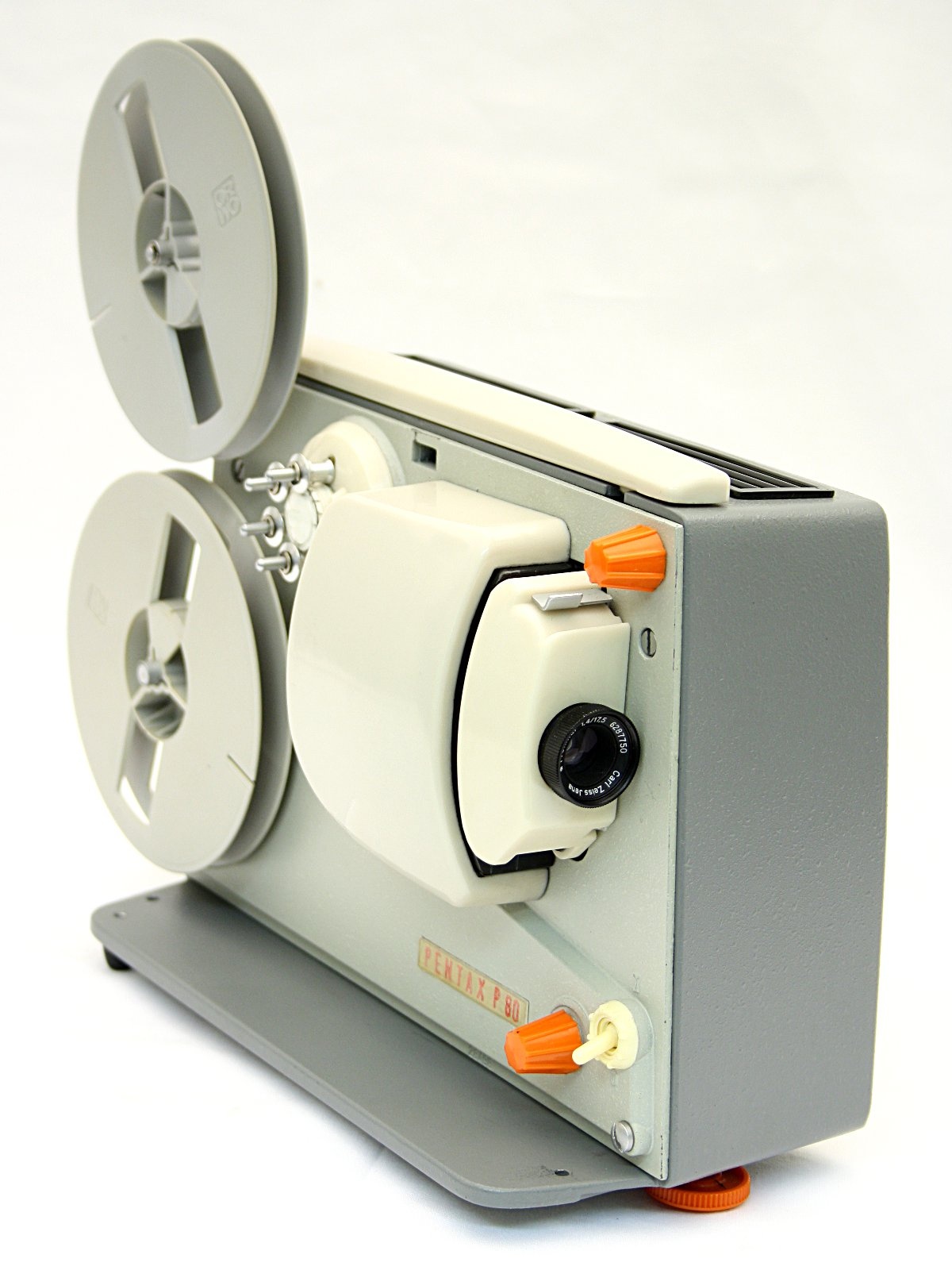 Schmalfilmprojektor &quot;Pentax P 80&quot; (Industrie- und Filmmuseum Wolfen CC BY-NC-SA)