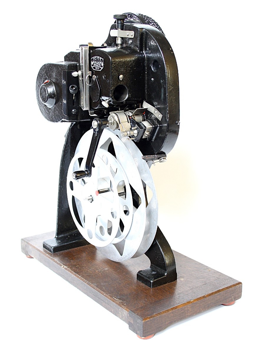Schmalfilmprojektor &quot;Zeiss Ikon, Modell 5480/9&quot; (Industrie- und Filmmuseum Wolfen CC BY-NC-SA)