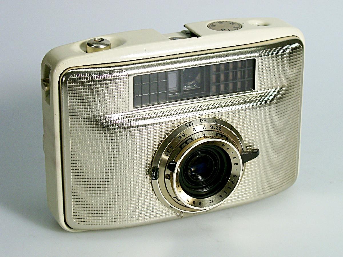 Kleinbildkamera &quot;Penti II weiß/gold&quot; (Industrie- und Filmmuseum Wolfen CC BY-NC-SA)