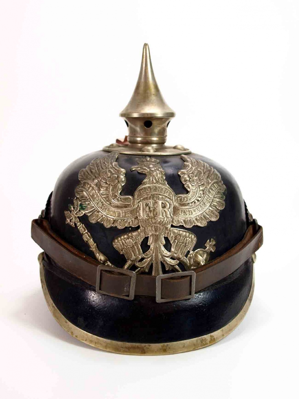 Helm für Mannschaften der Pioniere mit feldrauen Überzug, Preußen, 1915,  1. Weltkrieg (Museum Weißenfels - Schloss Neu-Augustusburg CC BY-NC-SA)