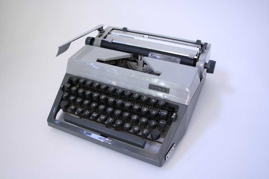 Schreibmaschine Erika Mod. 40 mit kyrillischen Lettern (Industrie- und Filmmuseum Wolfen CC BY-NC-SA)