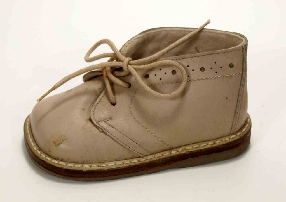 1 einzelner Kleinstkinder-Stiefel, DDR, Schuhfabrik (Museum Weißenfels - Schloss Neu-Augustusburg CC BY-NC-SA)