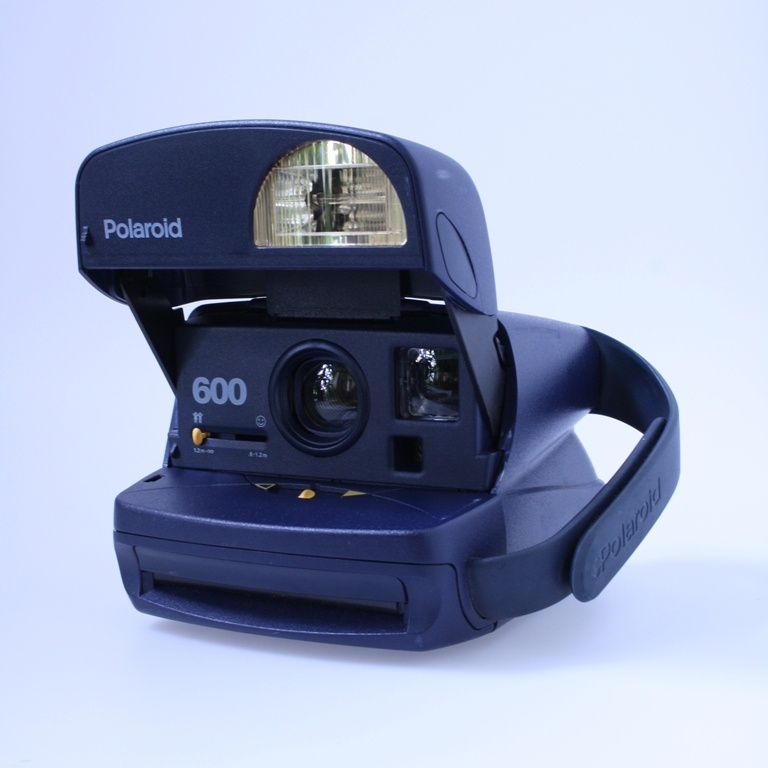 Polaroid 600 (dunkelblau) (Industrie- und Filmmuseum Wolfen CC BY-NC-SA)