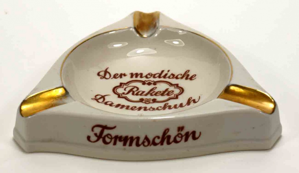 Aschenbecher mit Werbeaufschrift, DDR, Porzellanfabrik Illmenau, 2. Hälfte 20. Jahrhundert (Museum Weißenfels - Schloss Neu-Augustusburg CC BY-NC-SA)