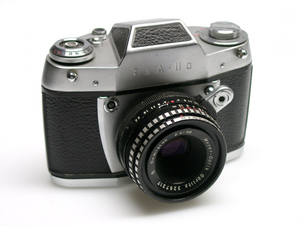 Kleinbildkamera &quot;EXA IIa (Modell mit Ösen)&quot; (Industrie- und Filmmuseum Wolfen CC BY-NC-SA)