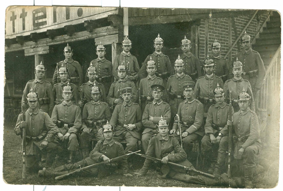 Foto- Postkarte mit Abbildung einer Abteilung des Infanterieregiments 27, 1. Viertel 20. Jahrhundert (Museum Weißenfels - Schloss Neu-Augustusburg CC BY-NC-SA)