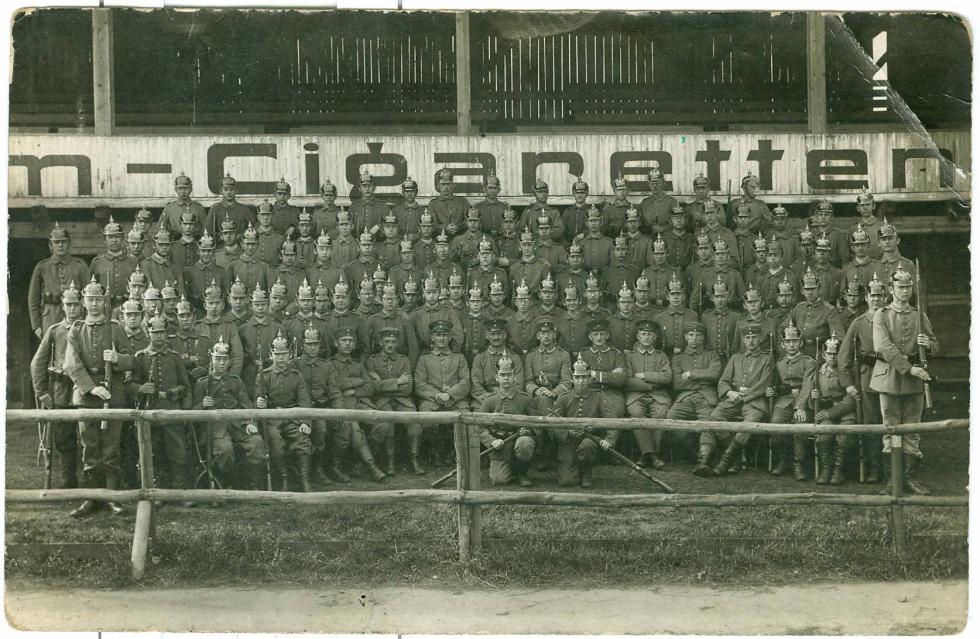 Foto Postkarte einer Kompanie des Infanterieregiments Nr. 27, Weißenfels, 1. Viertel 20. Jahrhundert (Museum Weißenfels - Schloss Neu-Augustusburg CC BY-NC-SA)