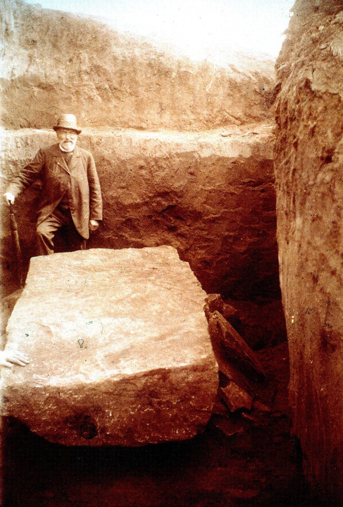 Paul Höfer bei den Ausgrabungen am Schneiderberg bei Baalberge, 1901 (Museum Schloss Bernburg CC BY-NC-SA)