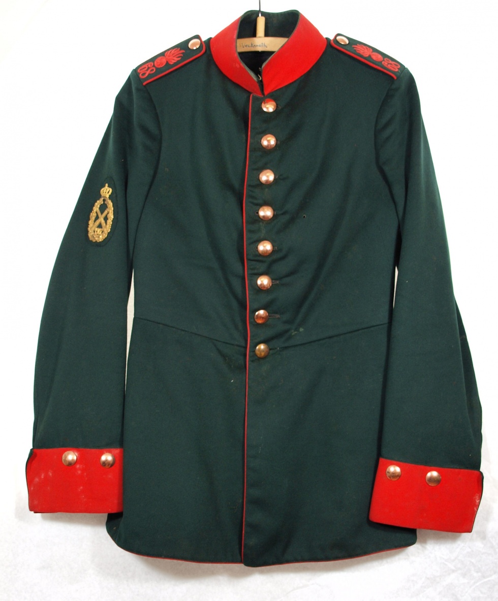 Uniformjacke (Waffenrock) eines Kanoniers vom Königlich Sächsischen 6. Feld-Artillerie-Regiment Nr. 68 (Riesa), um 1905 (Museum Weißenfels - Schloss Neu-Augustusburg CC BY-NC-SA)
