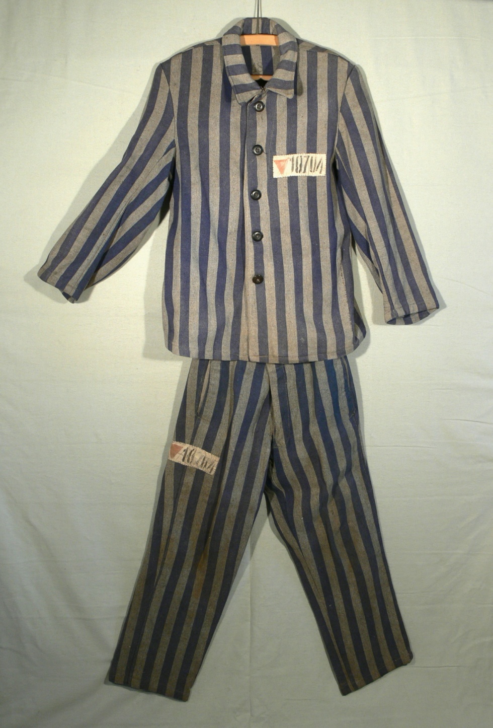 Häftlingskleidung aus einem deutschen Konzentrationslager (Kreismuseum Jerichower Land, Genthin CC BY-NC-SA)