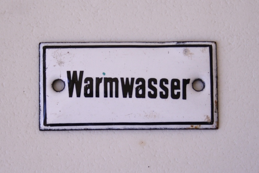 Emailschild &quot;Warmwasser&quot; (Industrie- und Filmmuseum Wolfen CC BY-NC-SA)