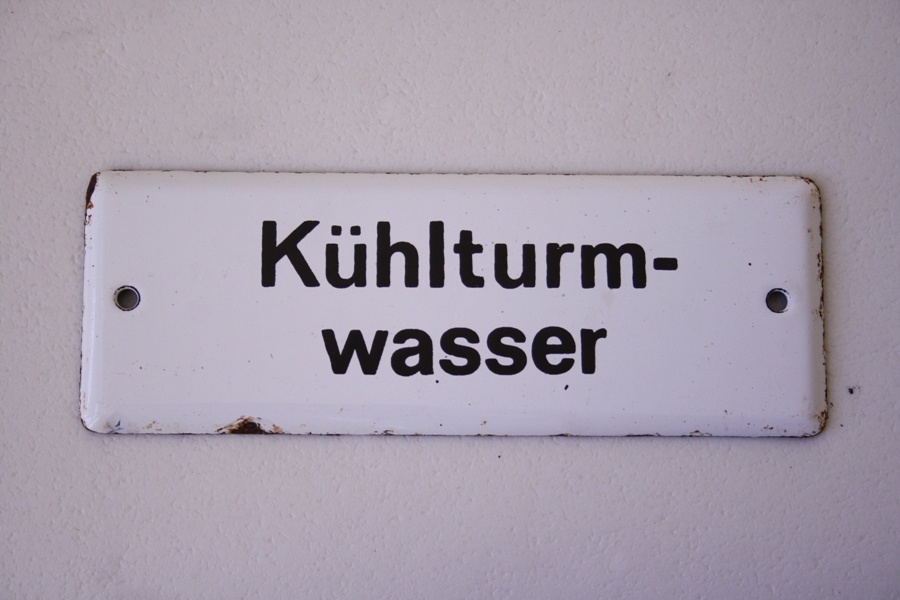 Emailschild &quot;Kühlturmwasser&quot; (Industrie- und Filmmuseum Wolfen CC BY-NC-SA)