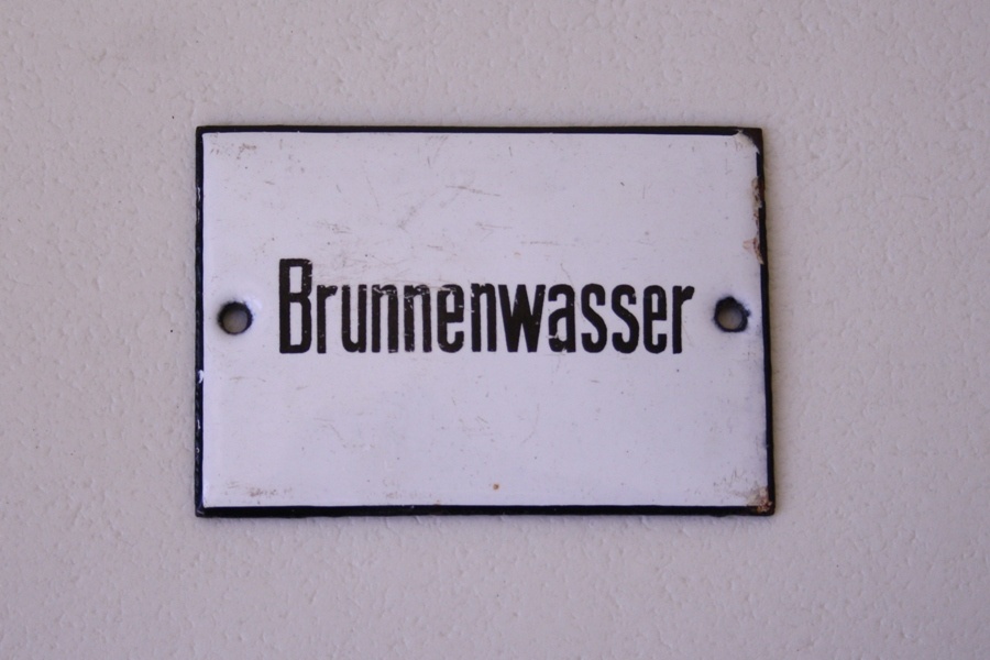 Emailschild &quot;Brunnenwasser&quot; (Industrie- und Filmmuseum Wolfen CC BY-NC-SA)