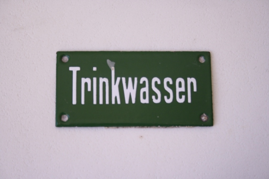 Emailschild &quot;Trinkwasser&quot; (Industrie- und Filmmuseum Wolfen CC BY-NC-SA)