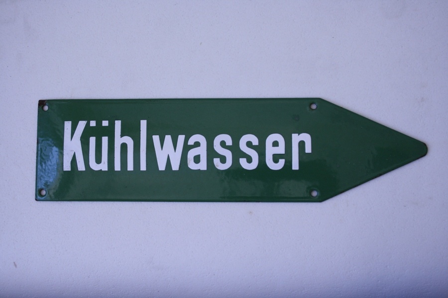 Emailschild &quot;Kühlwasser&quot; (Industrie- und Filmmuseum Wolfen CC BY-NC-SA)