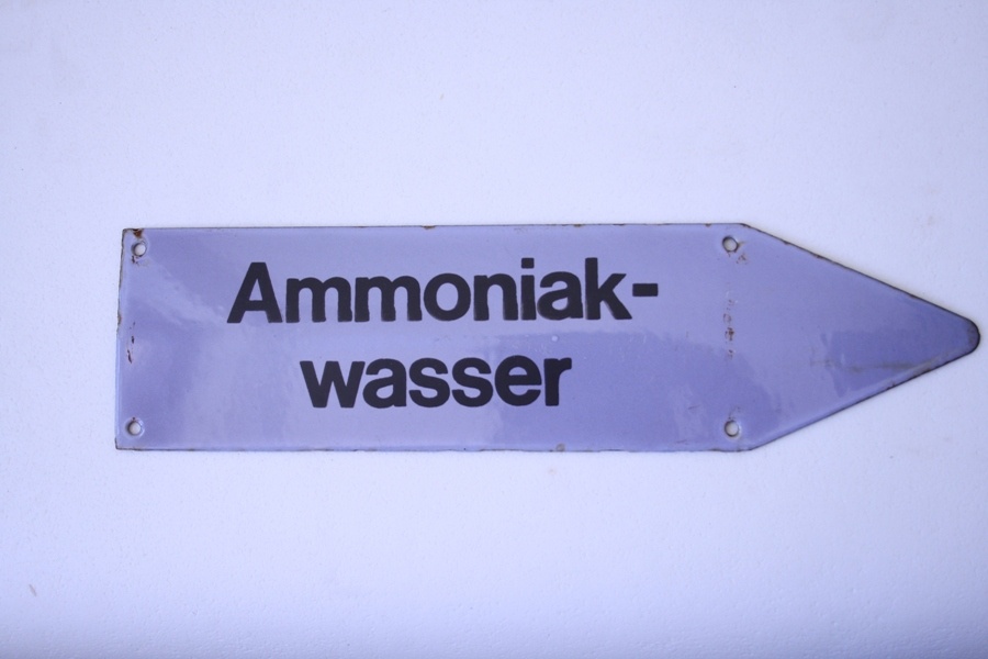 Emailschild &quot;Ammoniakwasser&quot; (Industrie- und Filmmuseum Wolfen CC BY-NC-SA)