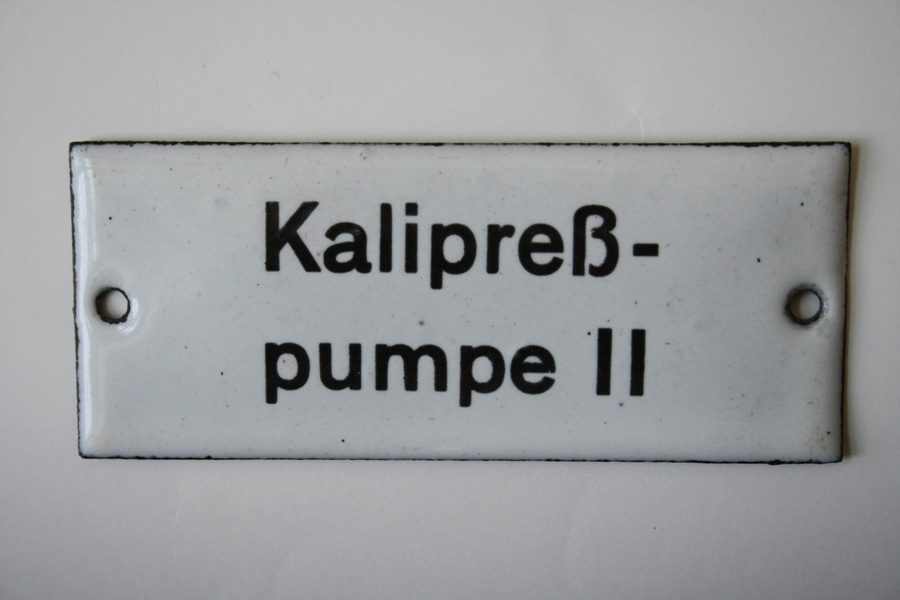 Emailschild &quot;Kalipreßpumpe II &quot; (Industrie- und Filmmuseum Wolfen CC BY-NC-SA)