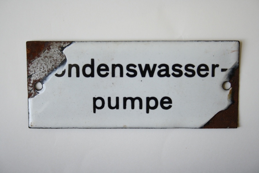 Emailschild &quot;Kondenswasserpumpe&quot; (Industrie- und Filmmuseum Wolfen CC BY-NC-SA)