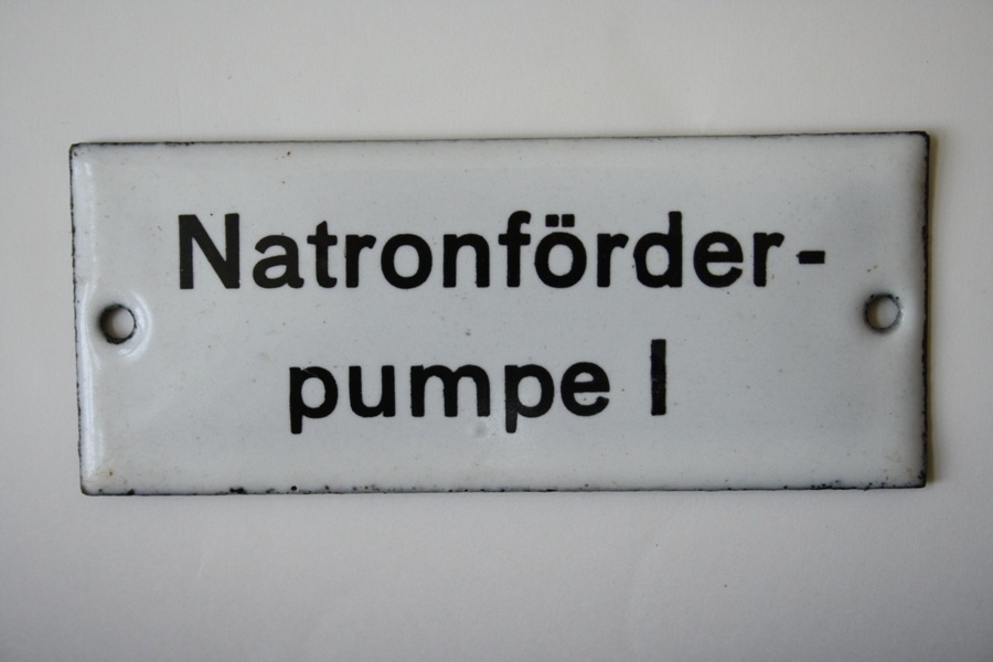 Emailschild &quot;Natronförderpumpe I&quot; (Industrie- und Filmmuseum Wolfen CC BY-NC-SA)