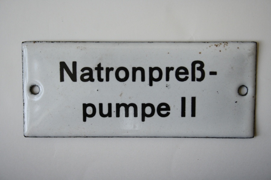 Emailschild &quot;Natronpreßpumpe II&quot; (Industrie- und Filmmuseum Wolfen CC BY-NC-SA)