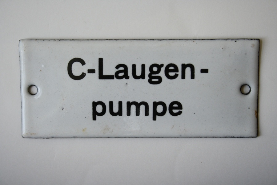 Emailschild &quot;C-Laugen-pumpe&quot; (Industrie- und Filmmuseum Wolfen CC BY-NC-SA)