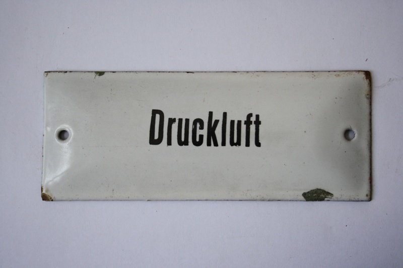 Emailschild &quot;Druckluft&quot; (Industrie- und Filmmuseum Wolfen CC BY-NC-SA)