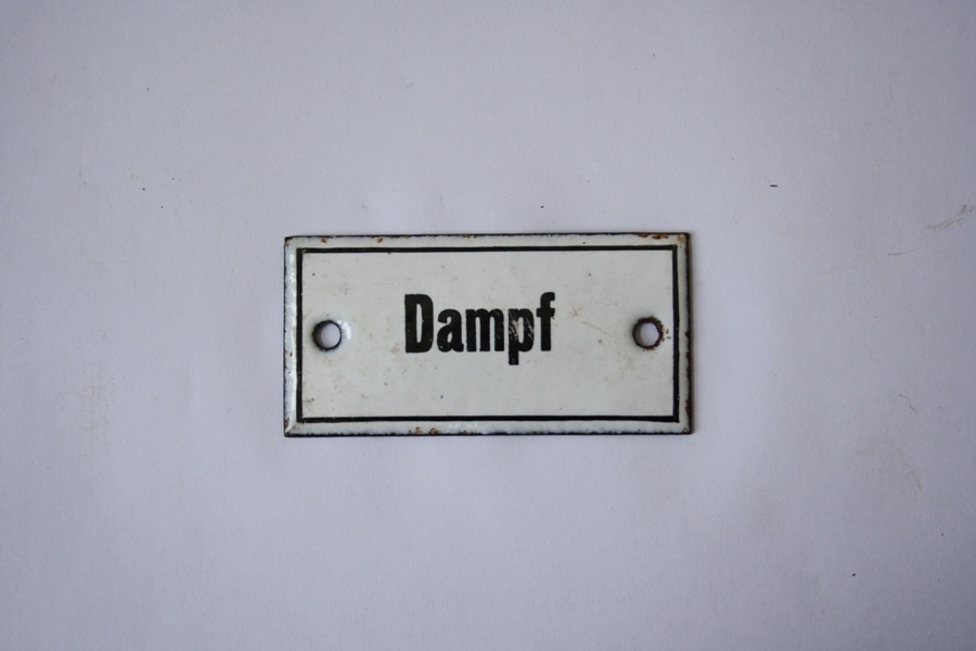 Emailschild &quot;Dampf&quot; (Industrie- und Filmmuseum Wolfen CC BY-NC-SA)