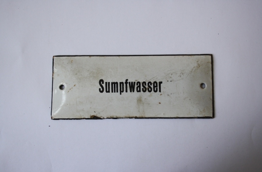 Emailschild &quot;Sumpfwasser&quot; (Industrie- und Filmmuseum Wolfen CC BY-NC-SA)