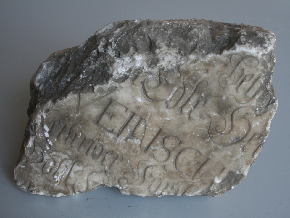 Fragment eines Alabasterepitaphen (Ortsgeschichtliche Sammlung Walkenried CC BY-SA)