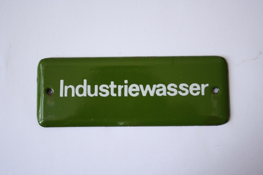 Emailschild &quot;Industriewasser&quot; (Industrie- und Filmmuseum Wolfen CC BY-NC-SA)