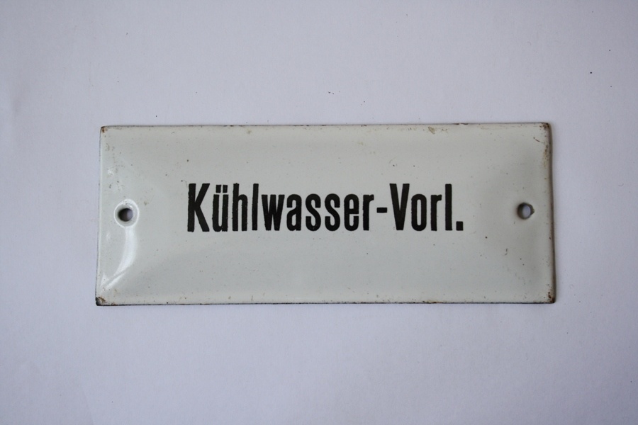 Emailschild &quot;Kühlwasser-Vorl.&quot; (Industrie- und Filmmuseum Wolfen CC BY-NC-SA)