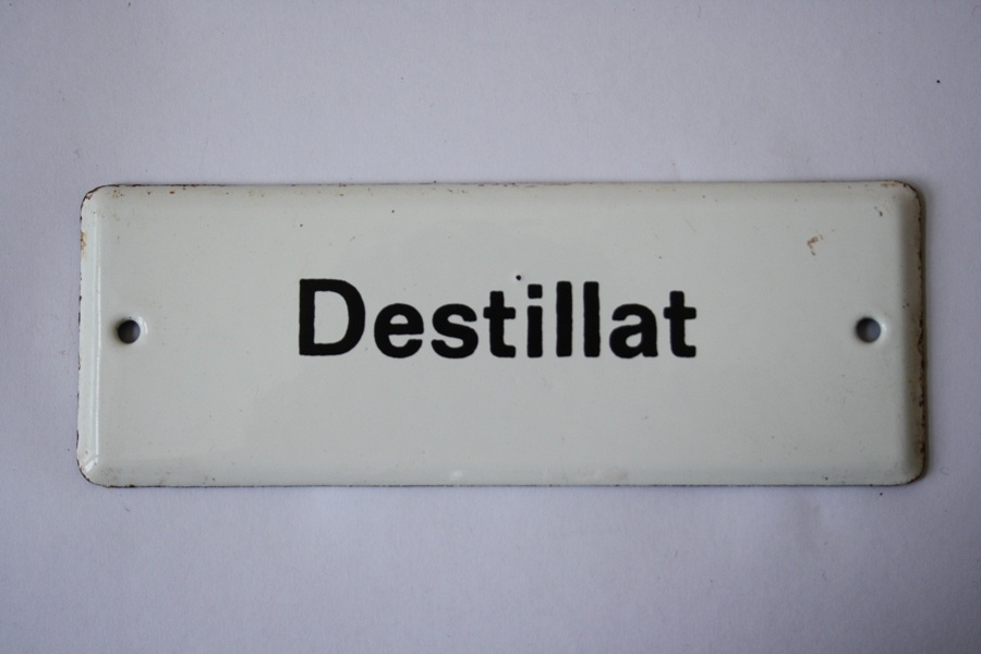 Emailschidd &quot;Destillat&quot; (Industrie- und Filmmuseum Wolfen CC BY-NC-SA)