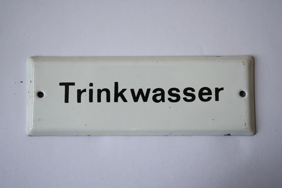 Emailschild &quot;Trinkwasser&quot; (Industrie- und Filmmuseum Wolfen CC BY-NC-SA)