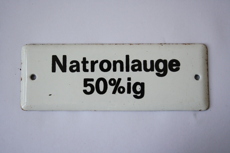 Emailschild &quot;Natronlauge 50%ig&quot; (Industrie- und Filmmuseum Wolfen CC BY-NC-SA)