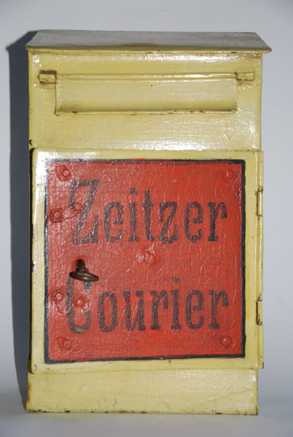 Briefkasten Zeitzer Courier (Museum Schloss Moritzburg Zeitz CC BY-NC-SA)