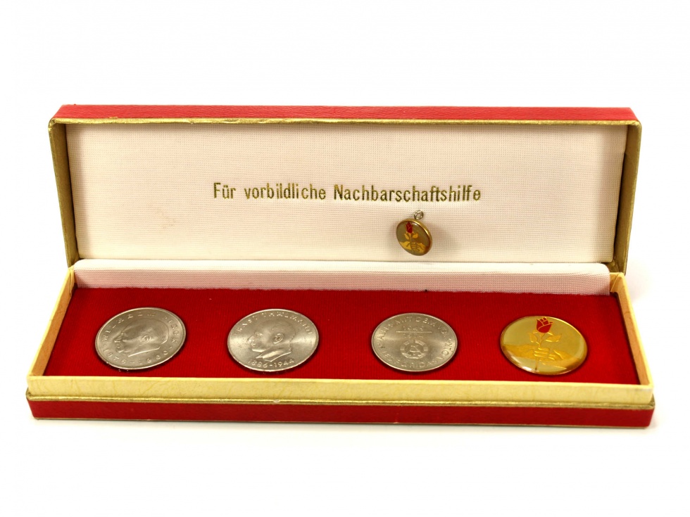 Ehrenzeichen für vorbildliche Nachbarschaftshilfe, im Schmucketui, mit Sonderprägungen von Münzen der DDR, 2. Hälfte 20. Jahrhundert (Museum Weißenfels - Schloss Neu-Augustusburg CC BY-NC-SA)
