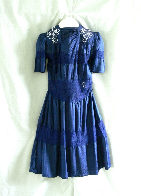 Festtagskleid aus blauer Seide (Kreismuseum Jerichower Land, Genthin CC BY-NC-SA)