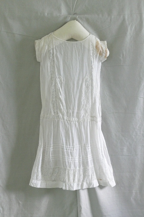 weißes Sommerkleid (Kreismuseum Jerichower Land, Genthin CC BY-NC-SA)